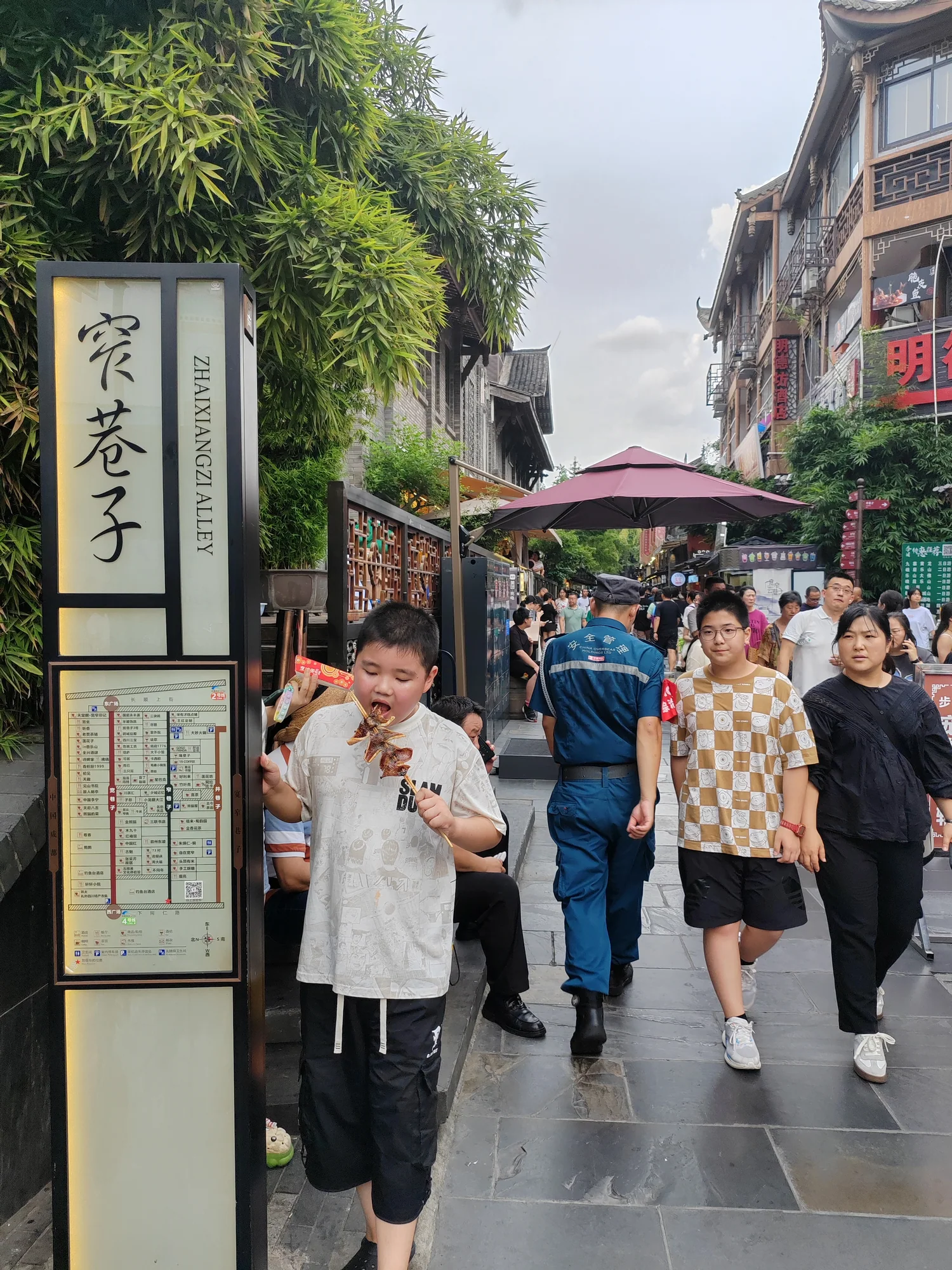 宽窄巷子里拥挤的街道