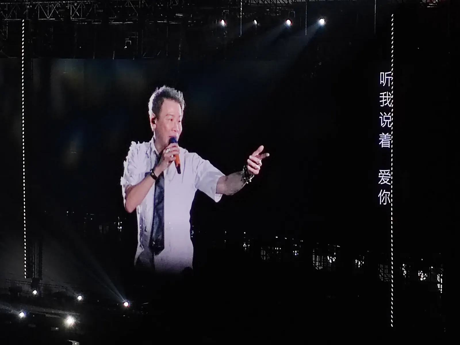 陶喆在演唱会舞台上演唱