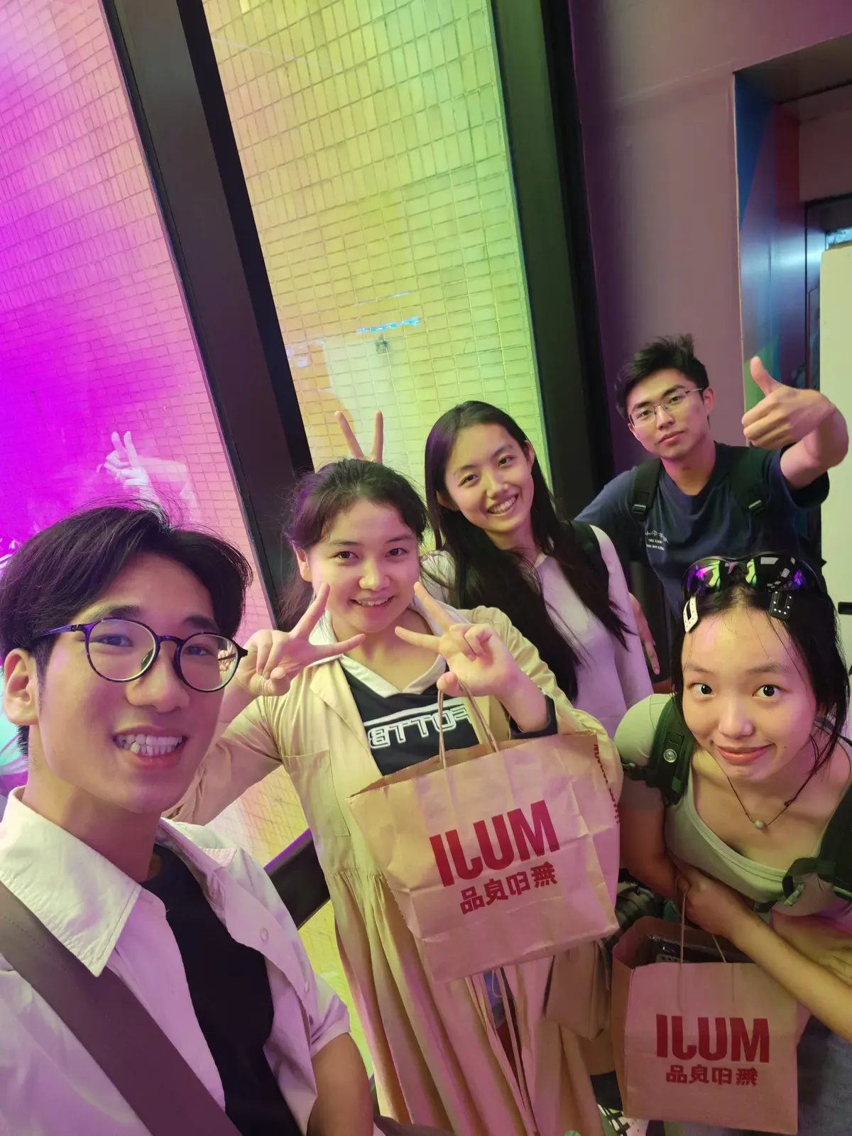 与同行伙伴在香港合影