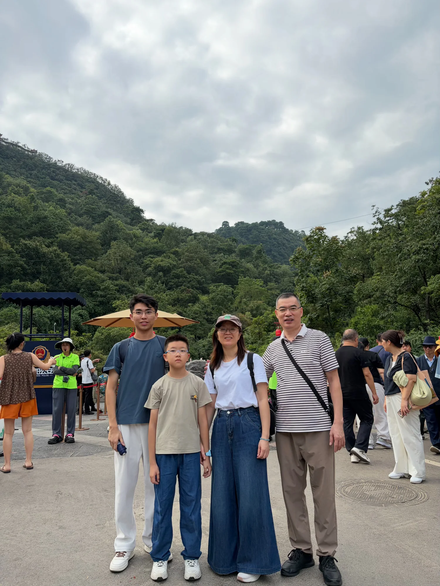 黄果树瀑布前的家庭合影