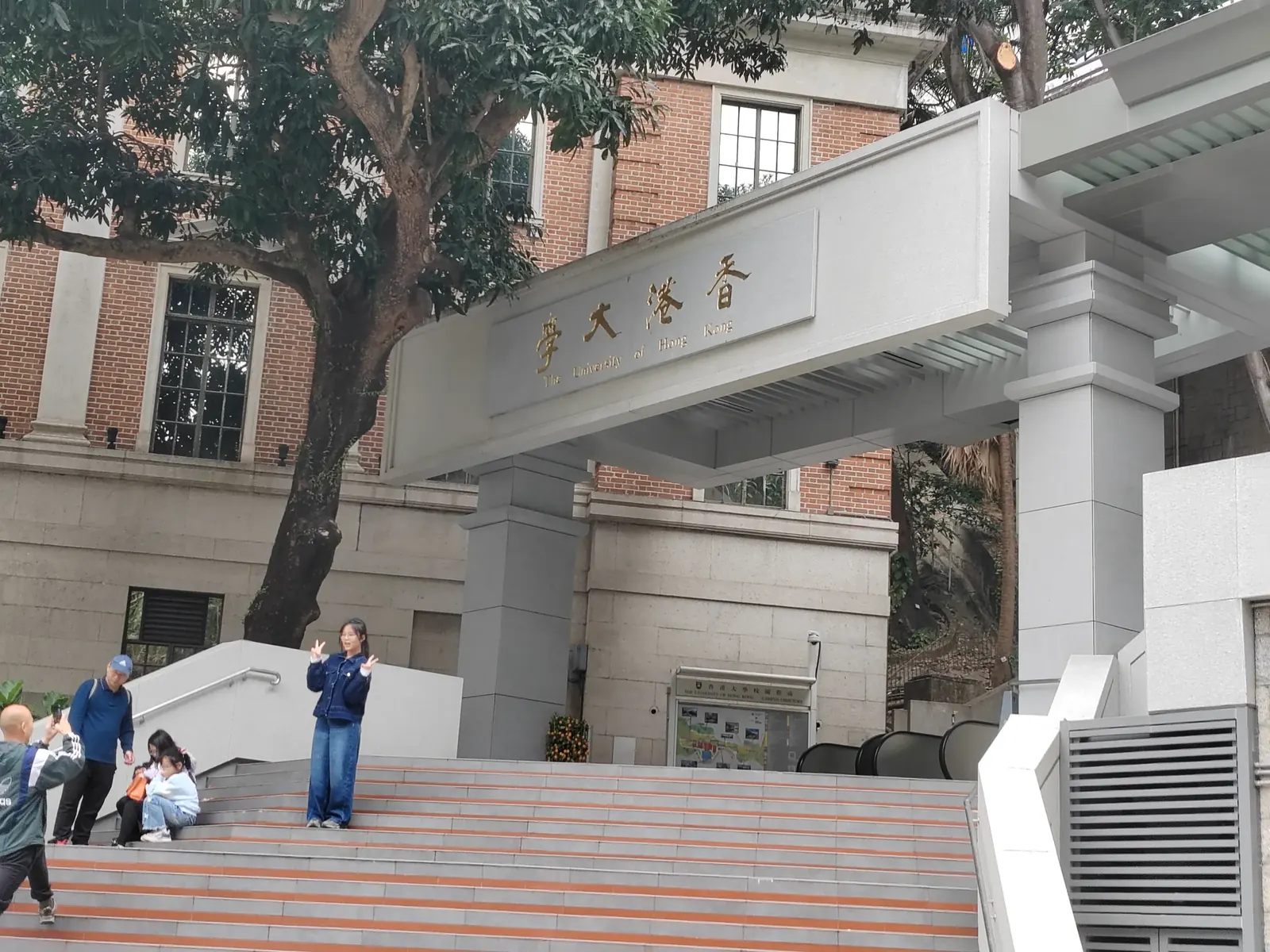 香港大学校门