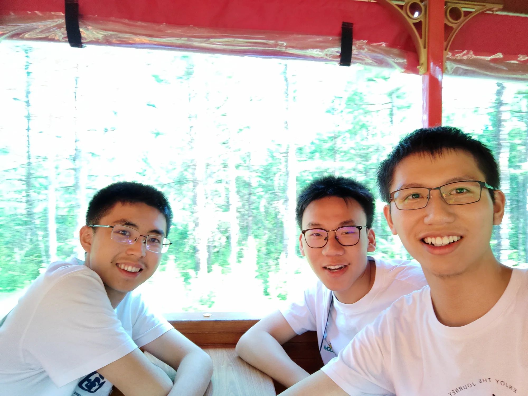 森林小火车上的合影