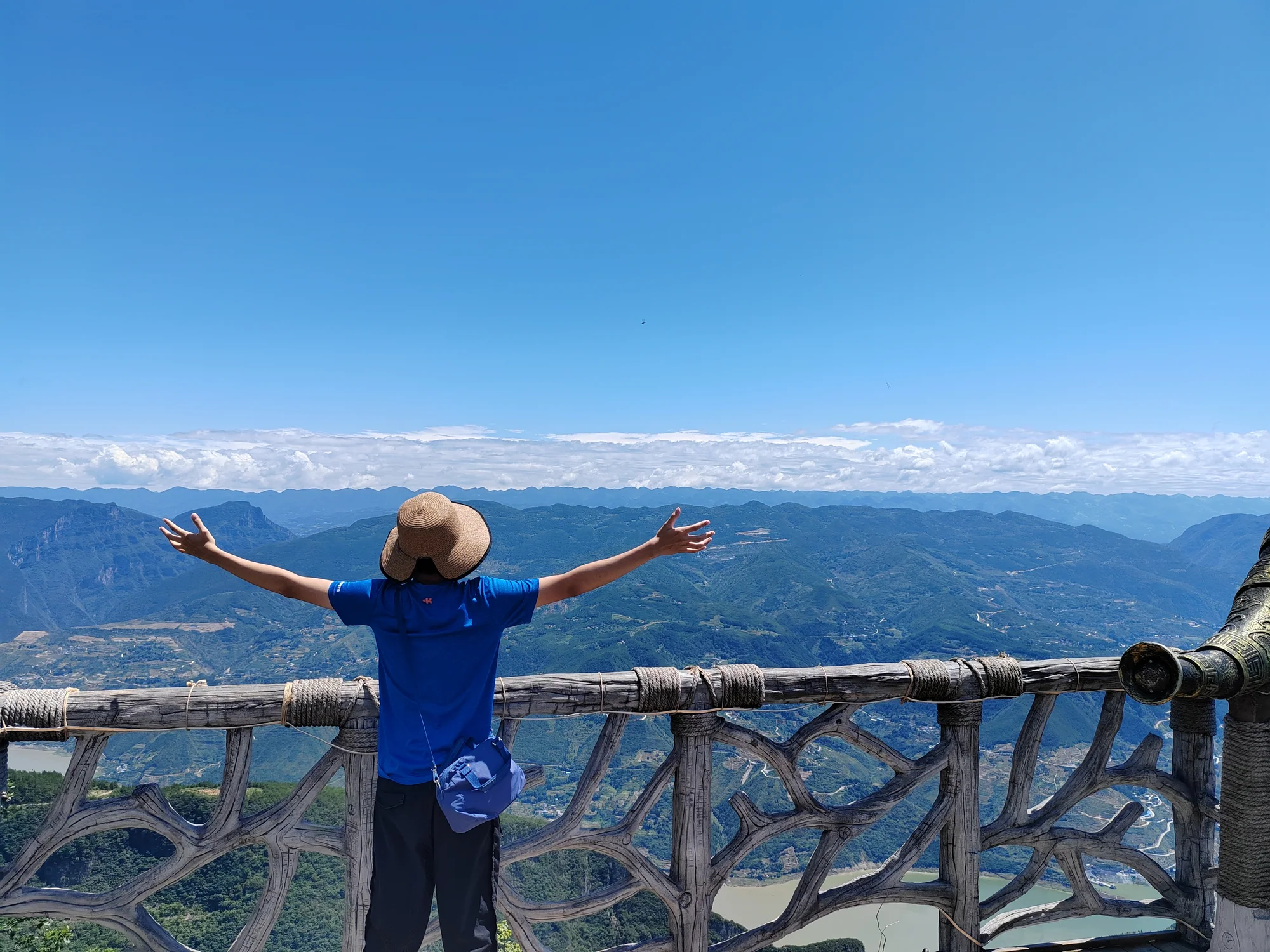在三峡之巅眺望群山