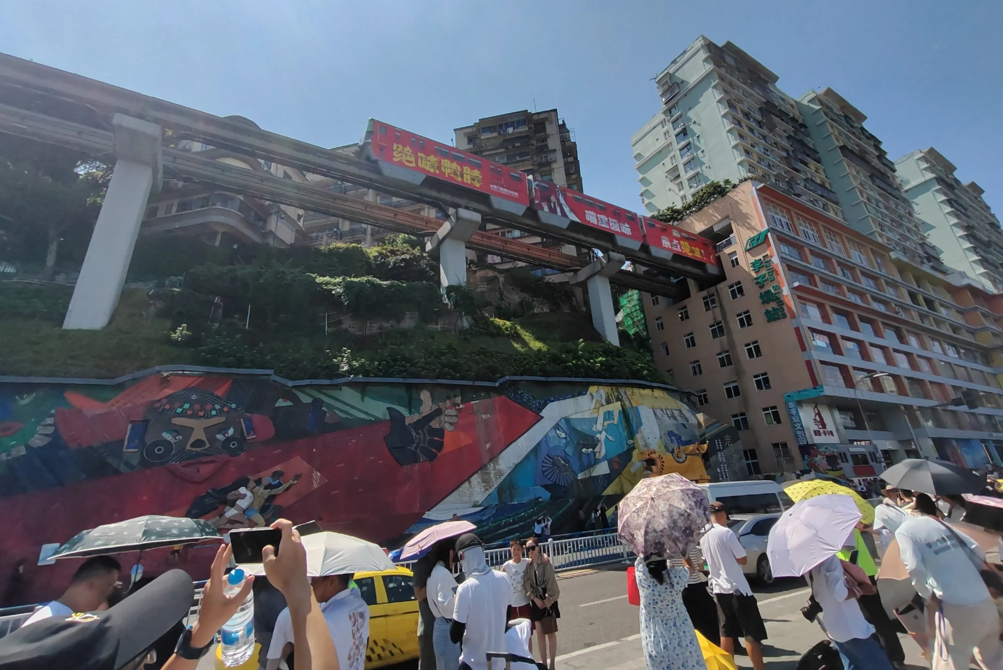 重庆李子坝轻轨穿楼景观
