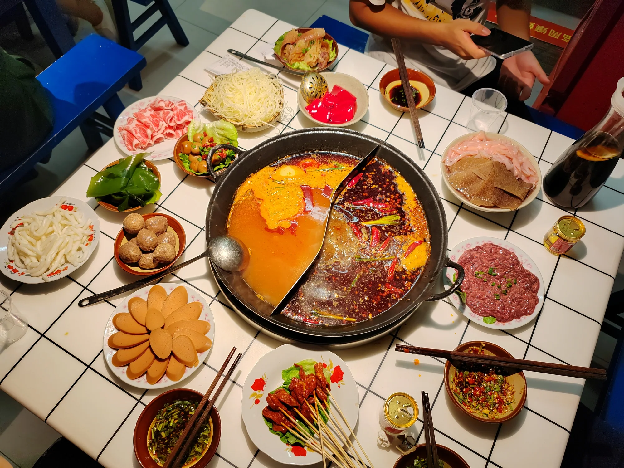 重庆火锅和摆满餐桌的配菜